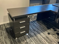 2 bureaus met opbergkast en bureaustoelen - afbeelding 3 van  7