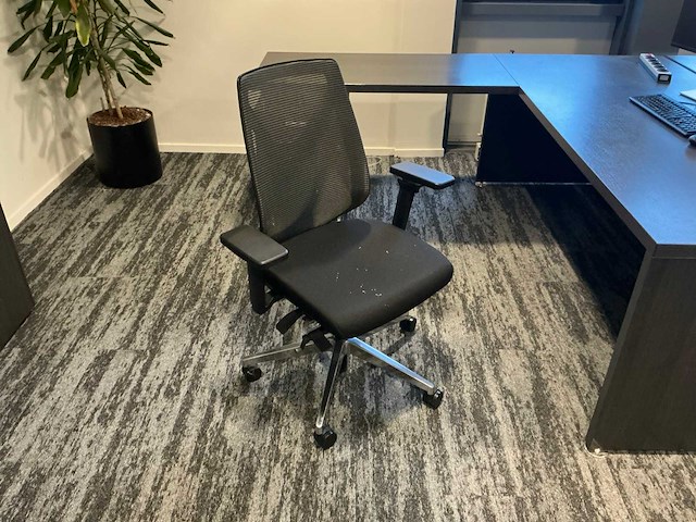 2 bureaus met opbergkast en bureaustoelen - afbeelding 5 van  7