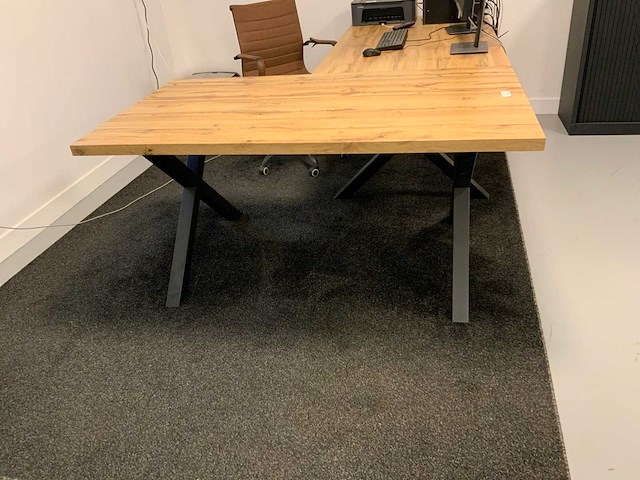 2 bureautafels met 1 stoel - afbeelding 2 van  4