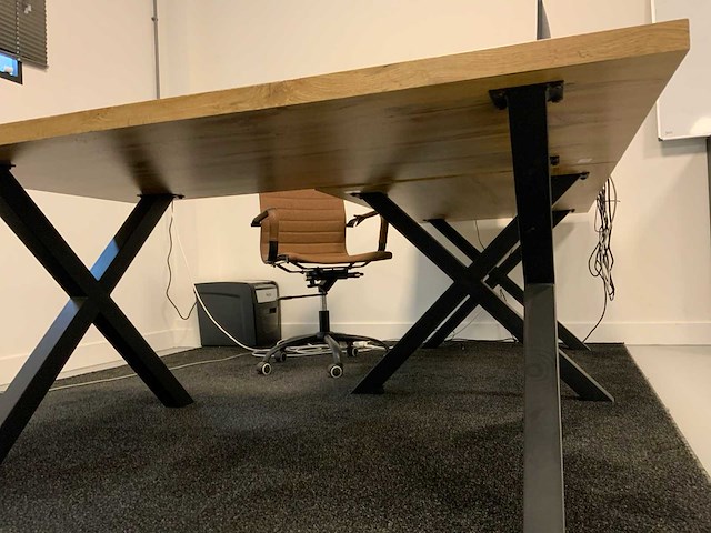 2 bureautafels met 1 stoel - afbeelding 3 van  4