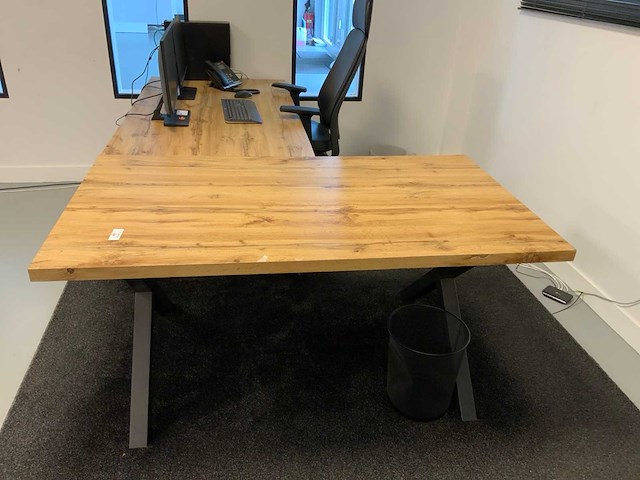 2 bureautafels met 1 stoel - afbeelding 2 van  5
