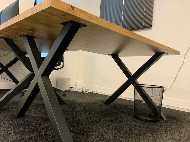 2 bureautafels met 1 stoel - afbeelding 3 van  5