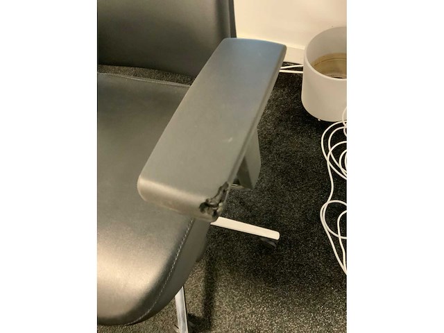 2 bureautafels met 1 stoel - afbeelding 5 van  5