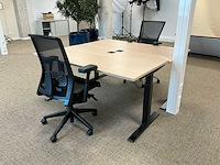 2 bureautafels met kast en stoelen - afbeelding 1 van  7