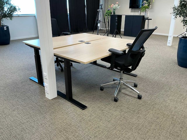 2 bureautafels met kast en stoelen - afbeelding 3 van  7