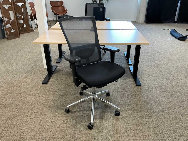 2 bureautafels met kast en stoelen - afbeelding 4 van  7