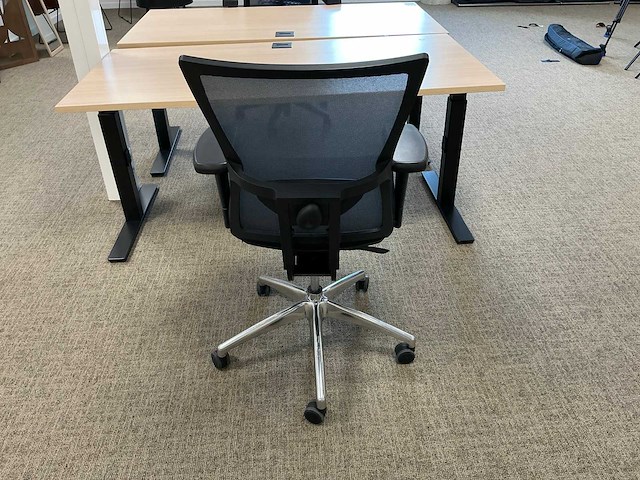 2 bureautafels met kast en stoelen - afbeelding 5 van  7