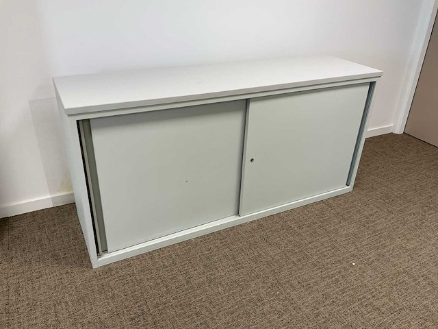 2 bureautafels met kast en stoelen - afbeelding 7 van  7