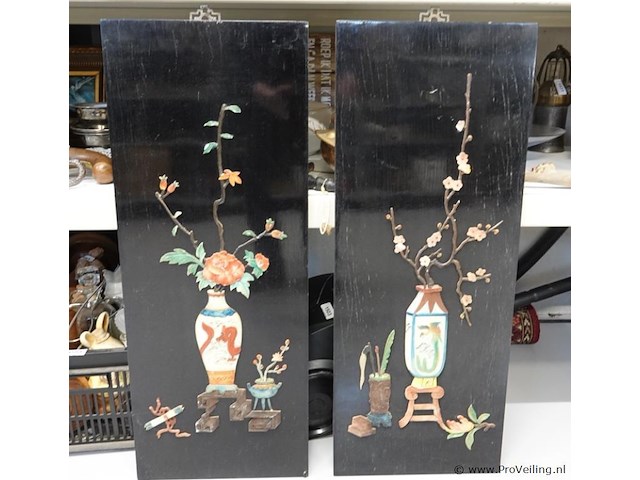 2 chinese laqué panelen met in speksteen gesneden voorstellingen - afbeelding 1 van  5