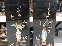 2 chinese laqué panelen met in speksteen gesneden voorstellingen