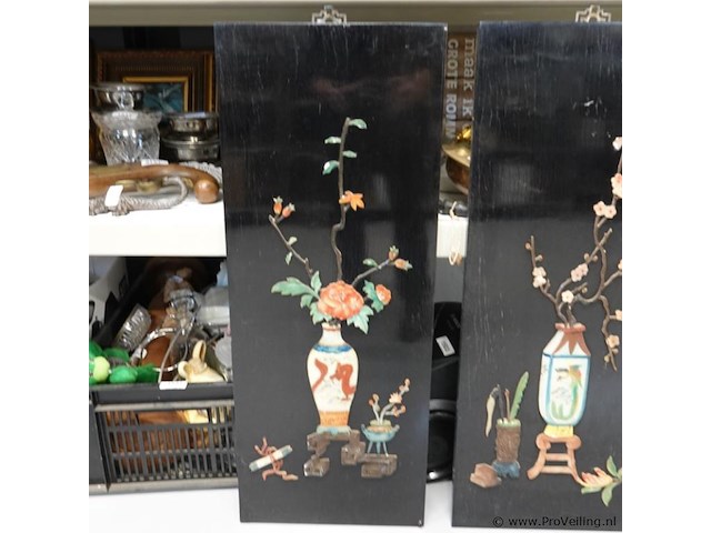 2 chinese laqué panelen met in speksteen gesneden voorstellingen - afbeelding 2 van  5