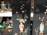 2 chinese laqué panelen met in speksteen gesneden voorstellingen - afbeelding 2 van  5