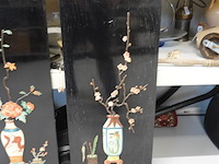 2 chinese laqué panelen met in speksteen gesneden voorstellingen - afbeelding 3 van  5