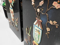 2 chinese laqué panelen met in speksteen gesneden voorstellingen - afbeelding 4 van  5