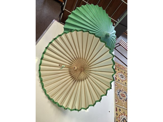2 decoratieve parasols licht beschadigt - afbeelding 3 van  3