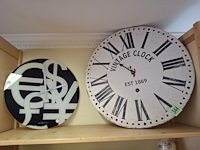 2 decoratieve wandklokken 1x hout (mist 1 wijzer) + 1x glas, grootste 60 cm diameter - afbeelding 3 van  3