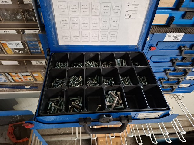 2-delige stelling met assortiment koffers - afbeelding 3 van  11