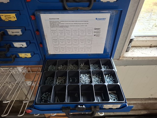 2-delige stelling met assortiment koffers - afbeelding 8 van  11