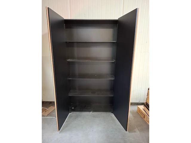 2-deurs magazijnkast omkleed met panelen - afbeelding 2 van  4