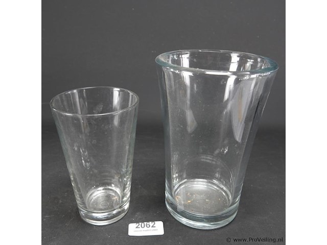 2 dikglazen vazen - afbeelding 1 van  5