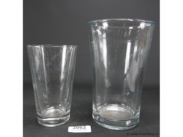 2 dikglazen vazen - afbeelding 2 van  5