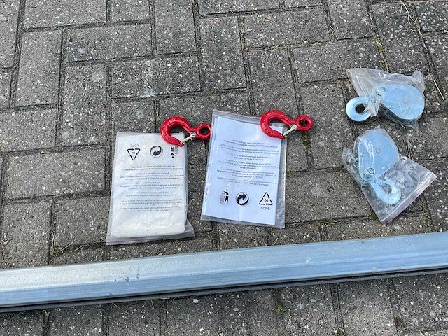 2 elektrische takels / lieren met railsysteem - afbeelding 9 van  11