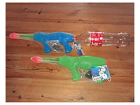2 ex. groot waterpistool 39 cm met pet fles als reservoir (doos q) - afbeelding 2 van  3