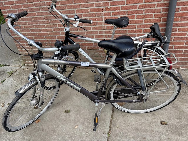 2 fietsen giant en altra - afbeelding 1 van  2