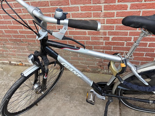 2 fietsen giant en altra - afbeelding 2 van  2