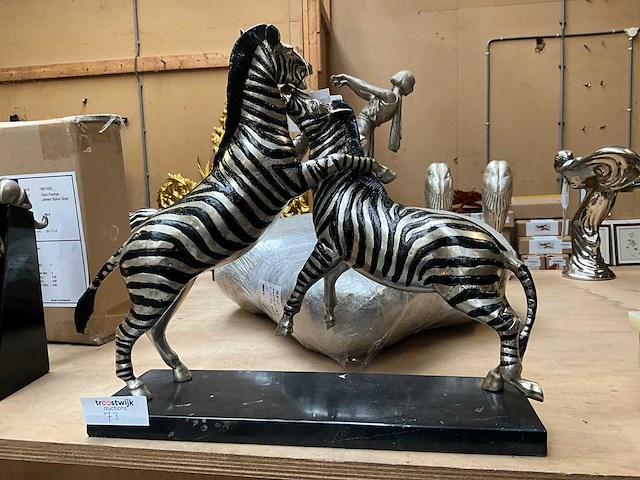 2 fighting zebra decoratief beeld - afbeelding 1 van  3