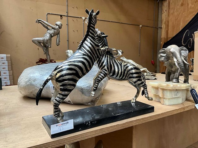 2 fighting zebra decoratief beeld - afbeelding 2 van  3