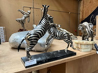 2 fighting zebra decoratief beeld - afbeelding 2 van  3