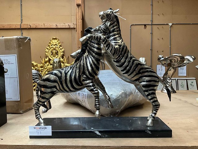 2 fighting zebra decoratief beeld - afbeelding 3 van  3