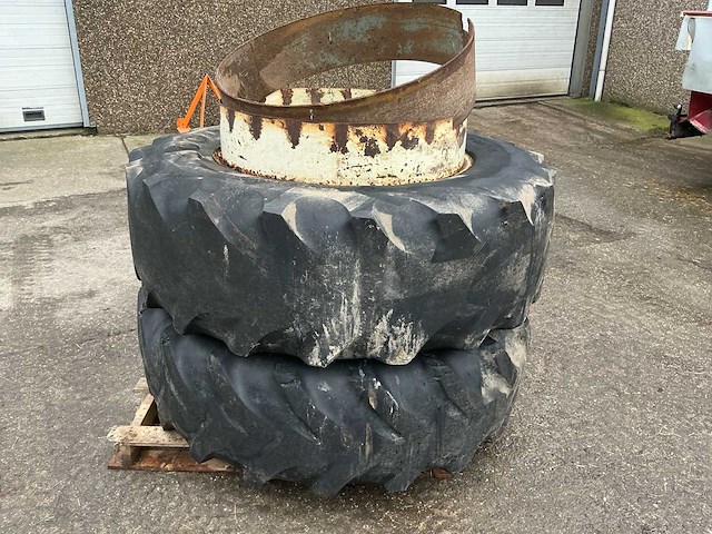2 goodyear banden / dubbel lucht - afbeelding 1 van  7