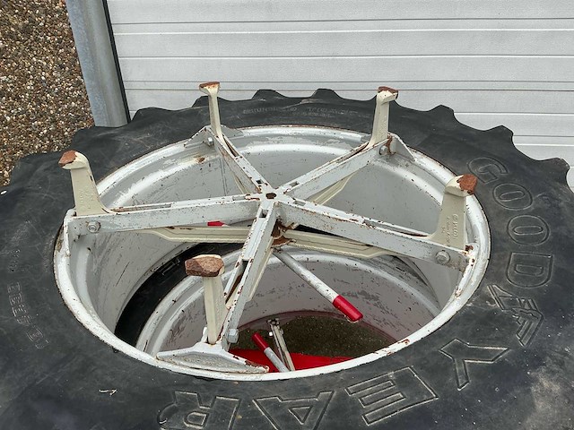 2 goodyear dubbellucht band met wiel en velg - afbeelding 4 van  7