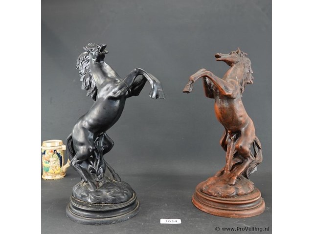 2 grote steigerende paarden - afbeelding 1 van  5