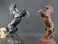 2 grote steigerende paarden