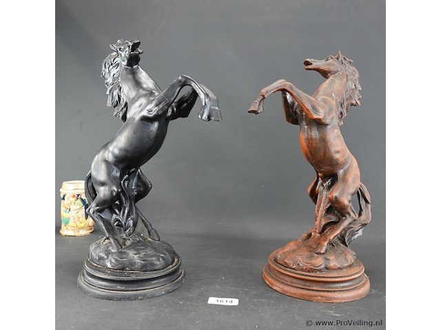 2 grote steigerende paarden - afbeelding 2 van  5