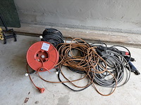 2 haspels met kabel en diverse stroomkabels - afbeelding 1 van  3