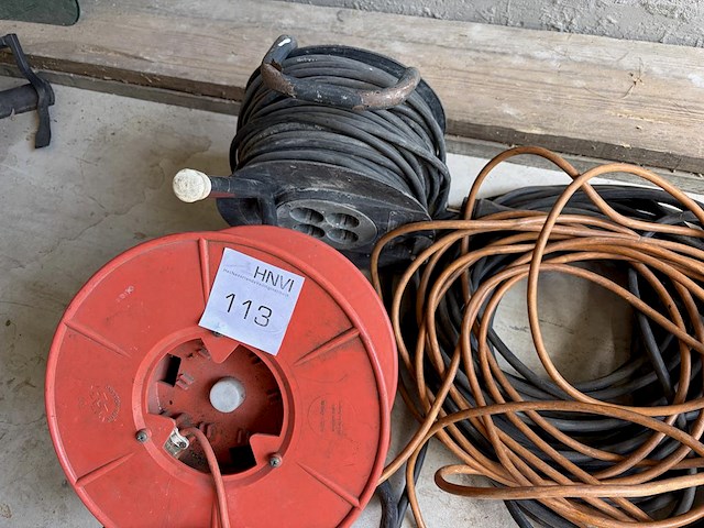 2 haspels met kabel en diverse stroomkabels - afbeelding 2 van  3