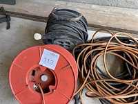 2 haspels met kabel en diverse stroomkabels - afbeelding 2 van  3