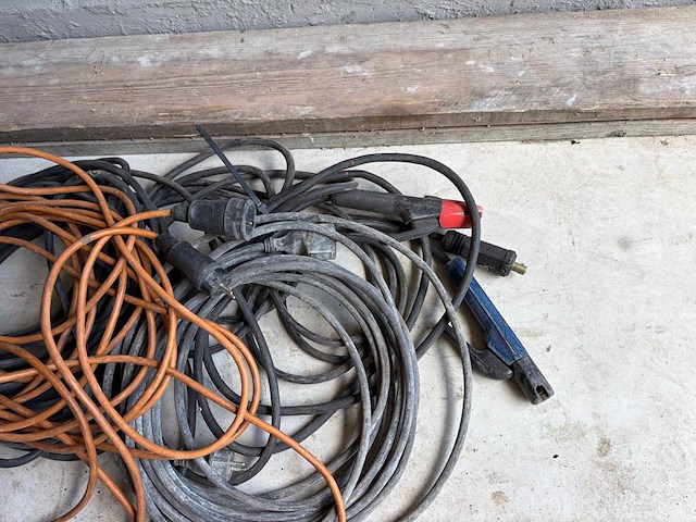2 haspels met kabel en diverse stroomkabels - afbeelding 3 van  3