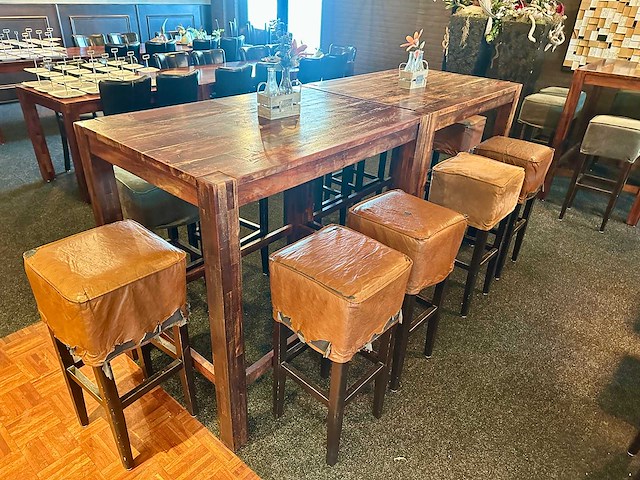 2 hoge bartafels met 10 krukken - afbeelding 1 van  4