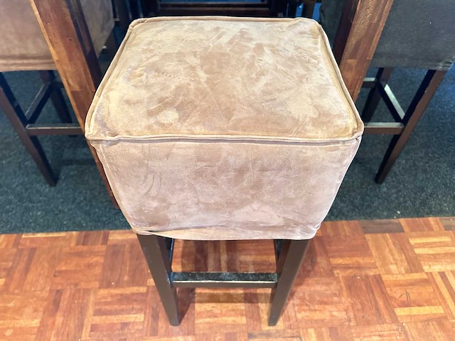 2 hoge bartafels met 10 krukken - afbeelding 4 van  4