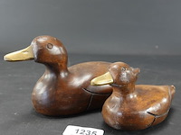 2 houten eenden met bronzen snavel - afbeelding 1 van  5