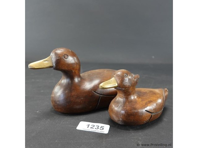 2 houten eenden met bronzen snavel - afbeelding 1 van  5