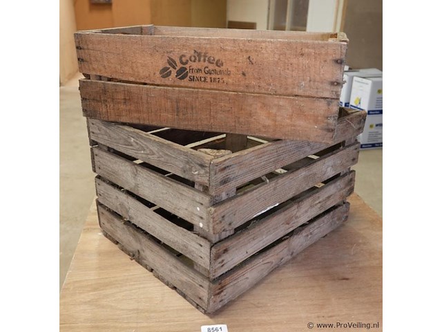 2 houten kisten - afbeelding 1 van  5