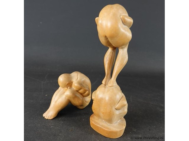 2 in hout gesneden sculpturen - afbeelding 2 van  5