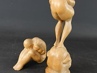 2 in hout gesneden sculpturen - afbeelding 2 van  5