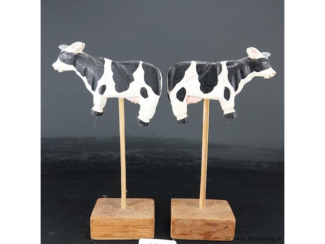 2 koeien op houten basement - afbeelding 1 van  5